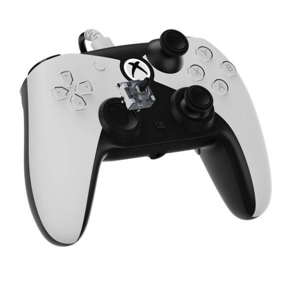 HYPERKIN Competitor Xbox Series|One/Windows 11|10 Xbox liszenszelt Vezetékes kontroller, Fehér